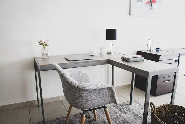 Les Meilleures Postures à Adopter au Bureau pour Votre Bien-être