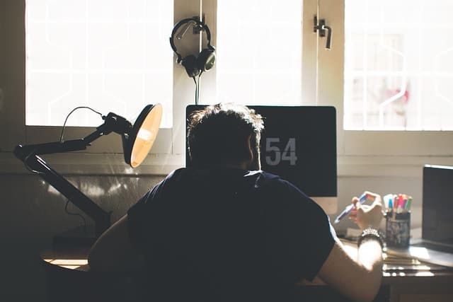 Comment le choix de la chaise influence l'ergonomie de votre bureau